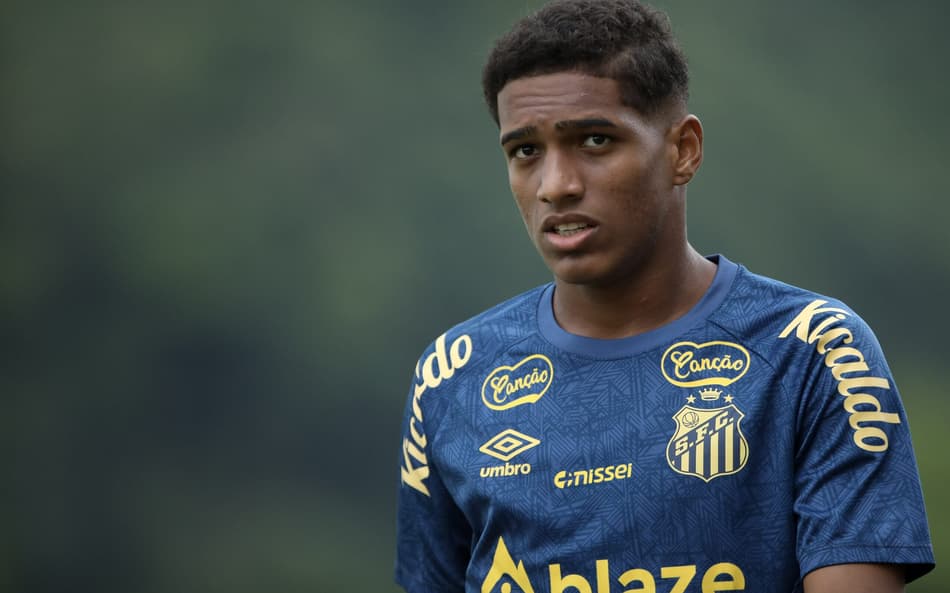 Quem é o lateral ‘escalado’ por Neymar entre os titulares do Santos?