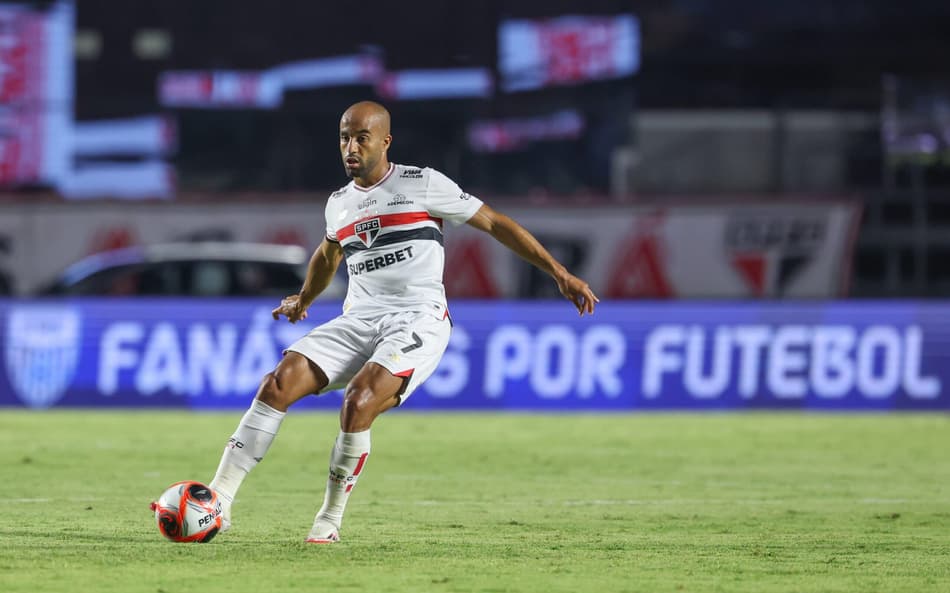 Lucas Moura rebate jogador do Palmeiras sobre gramado sintético: ‘não é clubista’