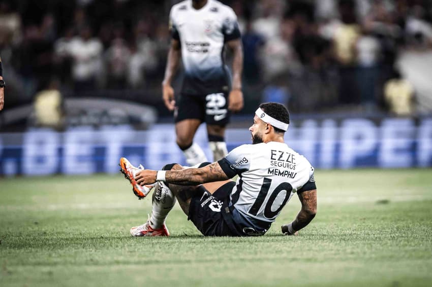 memphis depay em jogo do Corinthians pela Libertadores