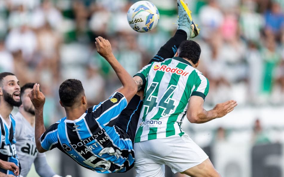 Gaciba vê irregularidade em gol do Grêmio e divide opiniões na web