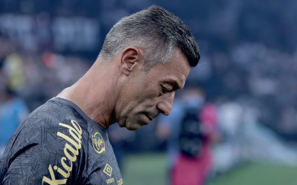 Sem favorito para assumir o comando do time, Santos faz sondagens no mercado