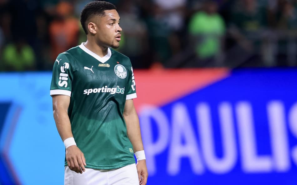Entenda condição física de Vitor Roque após atacante do Palmeiras deixar clássico de maca