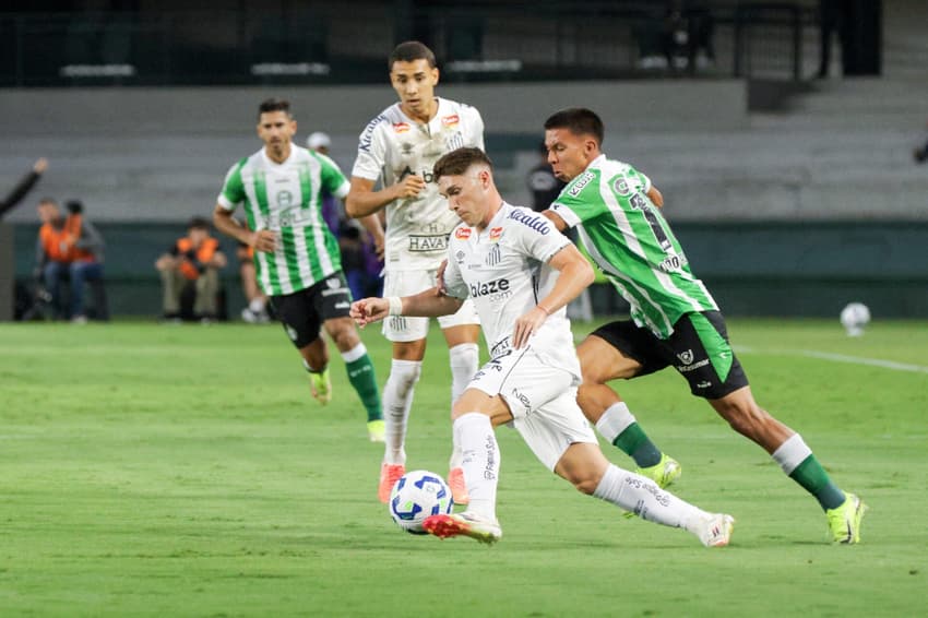 Em amistoso contra o Coritiba, Pedro Caixinha testou 23 jogadores do Santos. (Foto: Robson Mafra/AGIF)
