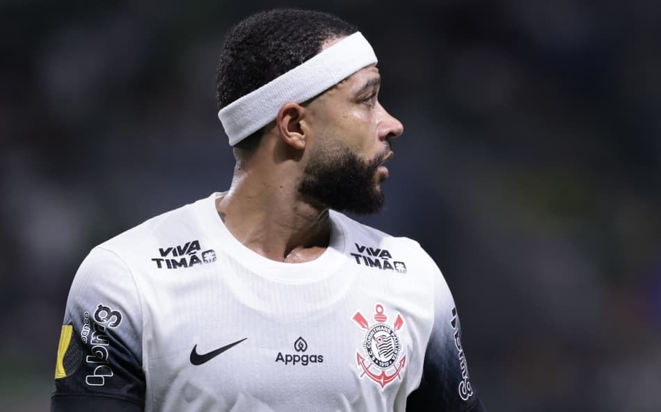 Memphis, do Corinthians, detona gramado do estádio do Palmeiras: ‘Campo de m…’