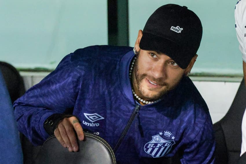 Neymar fica no banco de reservas durante amistoso do Santos contra o Coritiba. (Foto: Robson Mafra/AGIF)