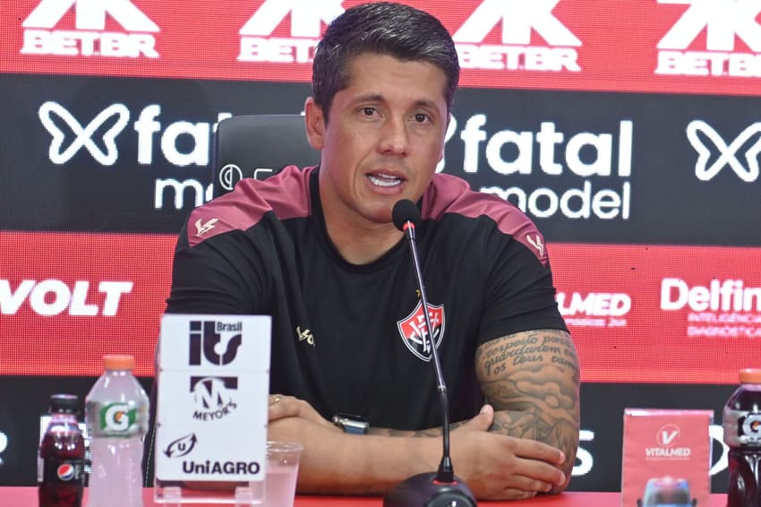 Thiago Carpini em entrevista coletiva pelo Vitória Foto: Walmir Cirne/AGIF