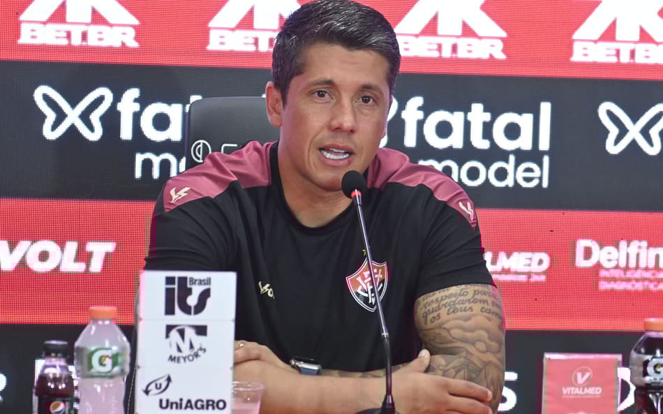 Assista na íntegra a entrevista coletiva de Thiago Carpini, técnico do Vitória