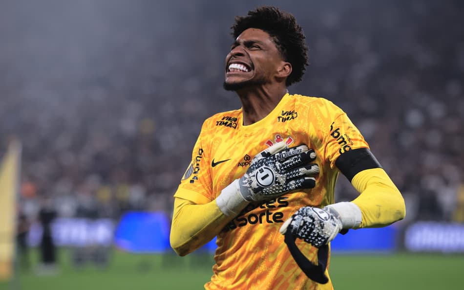 Hugo Souza faz apresentador palmeirense vestir camisa do Corinthians