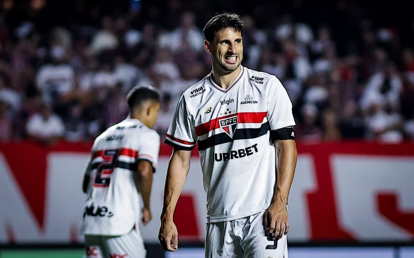 Calleri durante empate sem gols do São Paulo contra o Sport pela estreia do Brasileirão 2025; ele perdeu um pênalti no Morumbi. (Foto: Fabio Giannelli/AGIF)