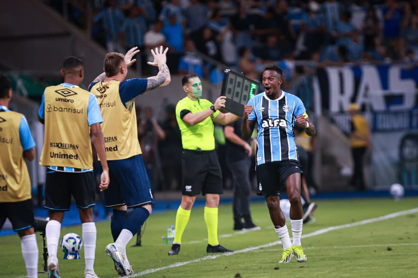 Edenílson comemora gol na vitória do Grêmio sobre o Atlético-MG. (Foto: Maxi Franzoi/AGIF)