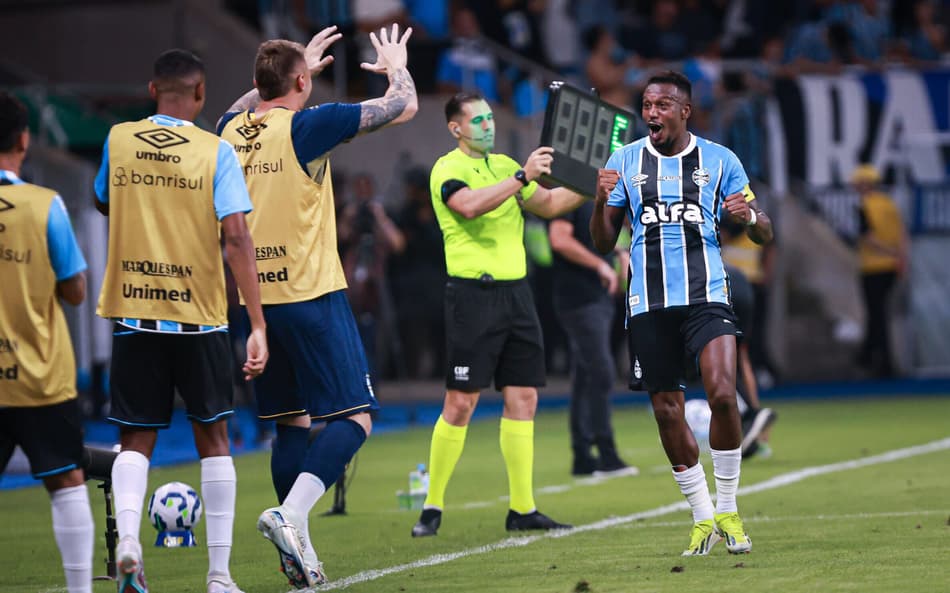Volpi brilha, e Grêmio estreia no Brasileirão com vitória sobre o Atlético-MG
