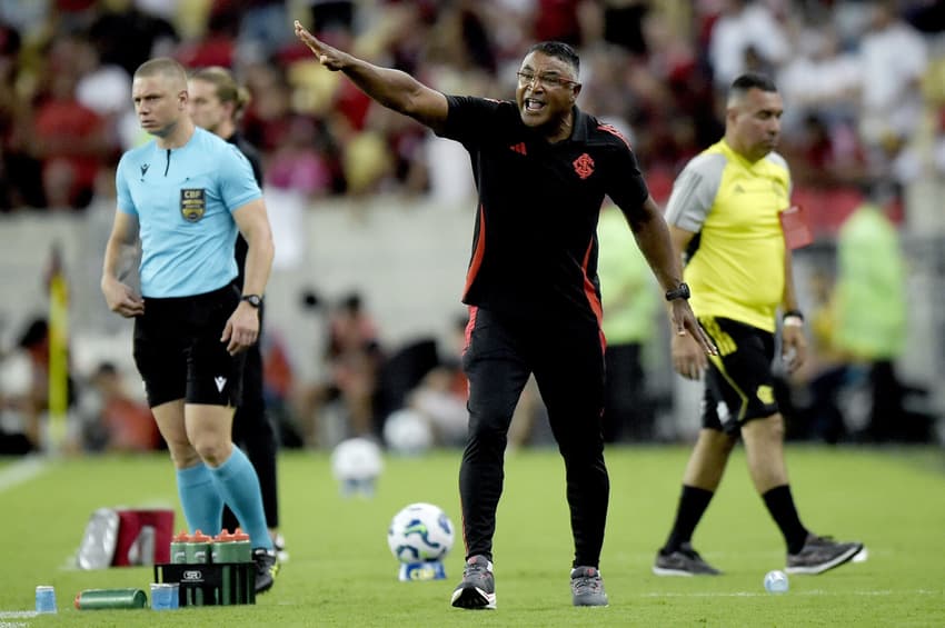 Legenda: SP - RIO DE JANEIRO - 29/03/2025 - BRASILEIRO A 2025, FLAMENGO X INTERNACIONAL - Roger Machado técnico do Internacional durante partida contra o Flamengo no estádio Maracanã pelo campeonato Brasileiro A 2025. Foto: Alexandre Loureiro/AGIF
