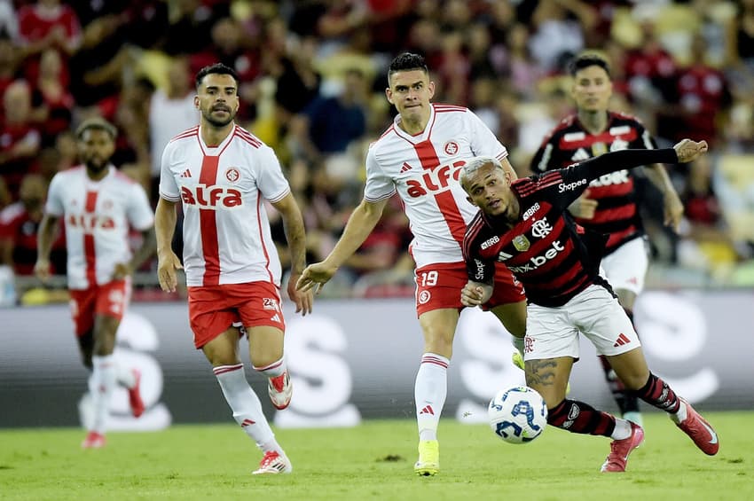 SP - RIO DE JANEIRO - 29/03/2025 - BRASILEIRO A 2025, FLAMENGO X INTERNACIONAL - Wesley jogador do Flamengo disputa lance com Borre jogador do Internacional durante partida no estadio Maracana pelo campeonato Brasileiro A 2025. Foto: Alexandre Loureiro/AGIF