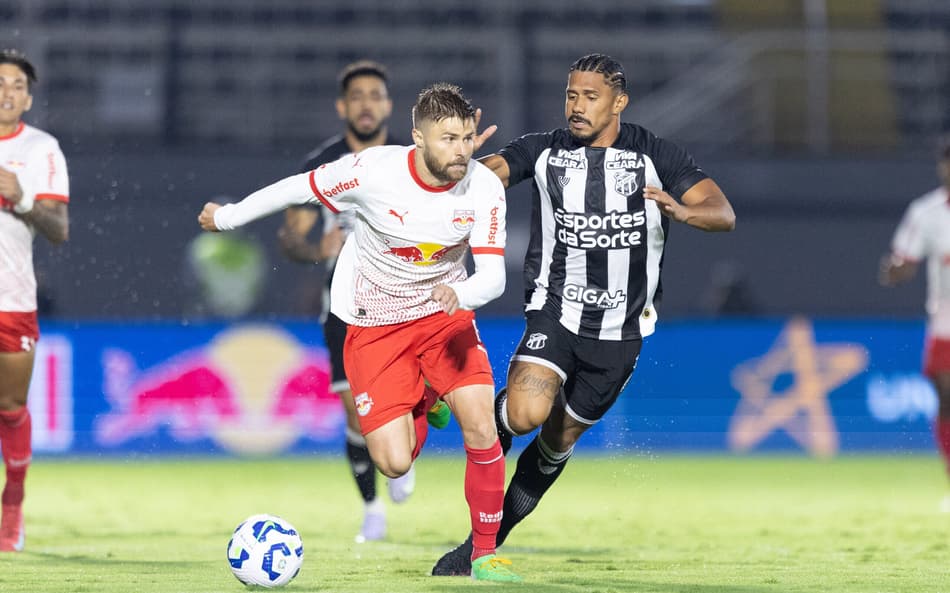 Bragantino marca nos acréscimos e empata com Ceará no Brasileirão