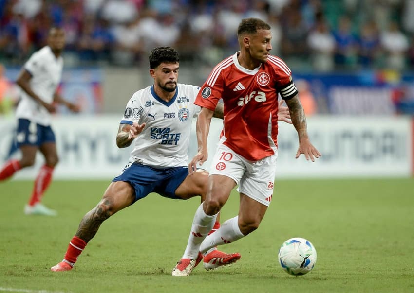BA - SALVADOR - 03/04/2025 - COPA LIBERTADORES 2025, BAHIA X INTERNACIONAL - Cauly jogador do Bahia disputa lance com Alan Patrick jogador do Internacional durante partida no estadio Fonte Nova pelo campeonato Copa Libertadores 2025. Foto: Jhony Pinho/AGIF