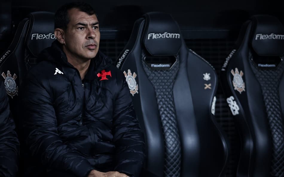 Diretor do Vasco admite possíveis saídas e avalia pressão sobre Carille: ‘Jogo a jogo’