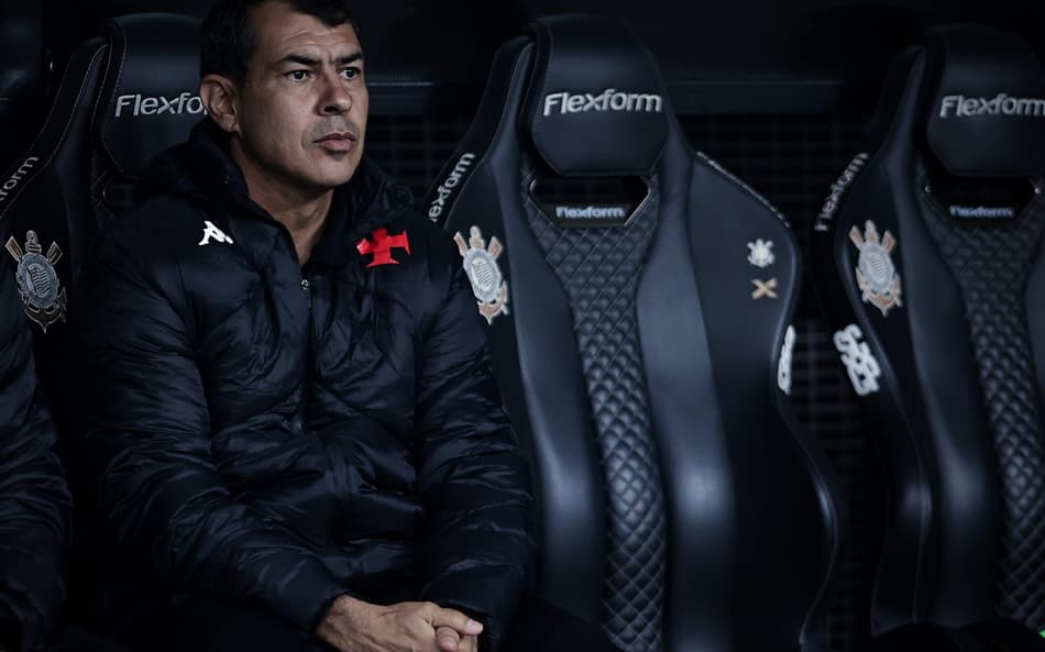 Carille volta a culpar questão mental após derrota do Vasco: ‘Tomamos o gol e nos perdemos dentro de campo’