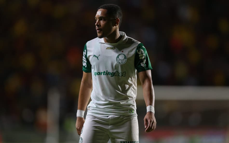Abel Ferreira faz teste com Vitor Roque e ganha opção no Palmeiras
