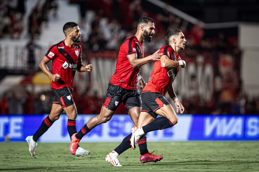 Raí Ramos marcou lindo gol na vitória do Atlético-GO (Foto: Isabela Azine/AGIF)