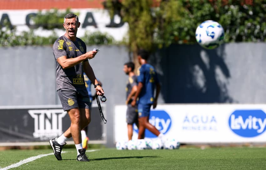 Pedro Caixinha é demitido do Santos depois de 17 partidas no comando do time. (Foto: Mauricio De Souza/AGIF)