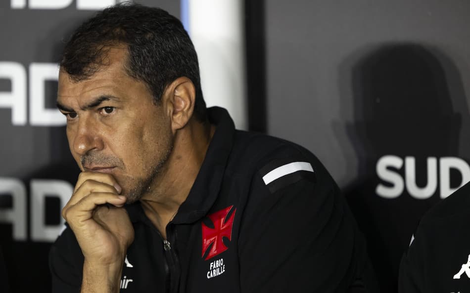 Torcedores do Vasco criticam Carille mesmo com vitória: ‘Não dá mais’