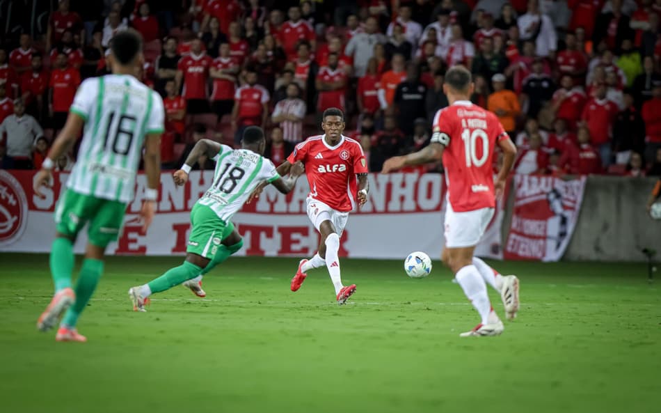 Internacional goleia com três de Alan Patrick e lidera o Grupo F