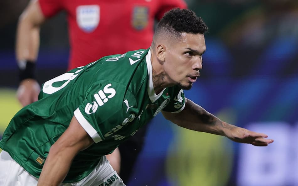 Paulinho volta a jogar após lesão e agradece apoio do Palmeiras