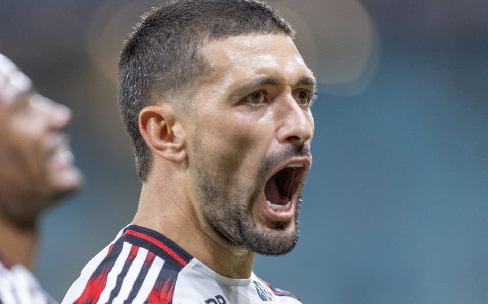 Arrascaeta ultrapassa ídolo do Flamengo em ranking de artilharia do clube