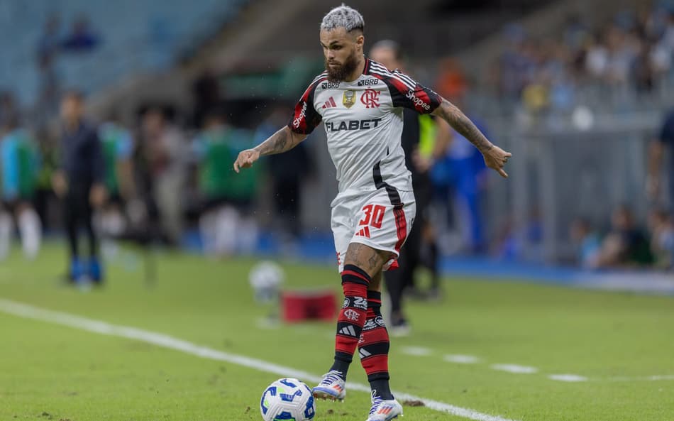 Michael, do Flamengo, passa por exames médicos no Ninho do Urubu; veja o resultado