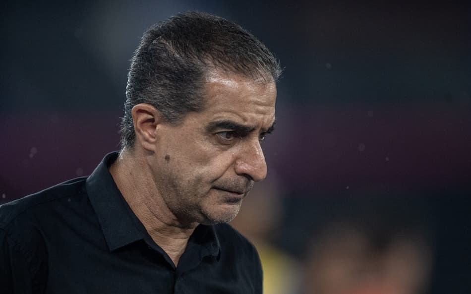 Renato Paiva enfrenta críticas em inconstância do Botafogo