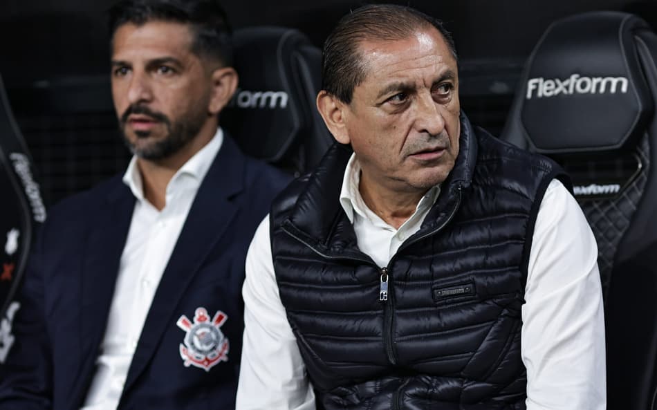 Crítica de Memphis e pressão: Ramón Díaz volta a ficar ameaçado no Corinthians