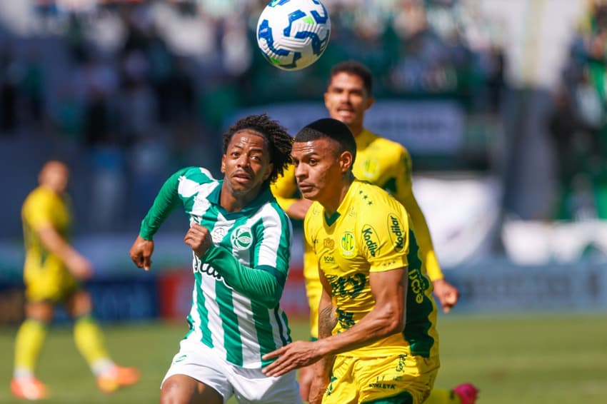 Ênio jogador do Juventude disputa lance com Lucas Ramon jogador do Mirassol