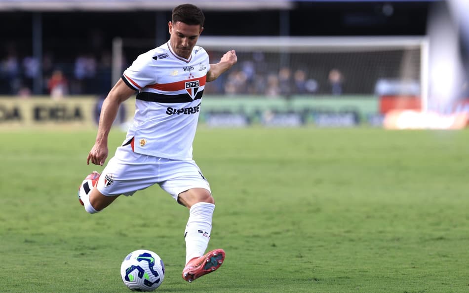 São Paulo caminha para renovar com Cédric Soares