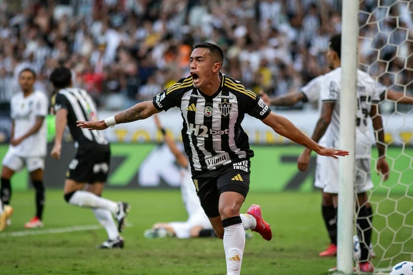 Cuello comemorando gol do Atlético-MG x Botafogo (Foto: Fernando Moreno/AGIF)