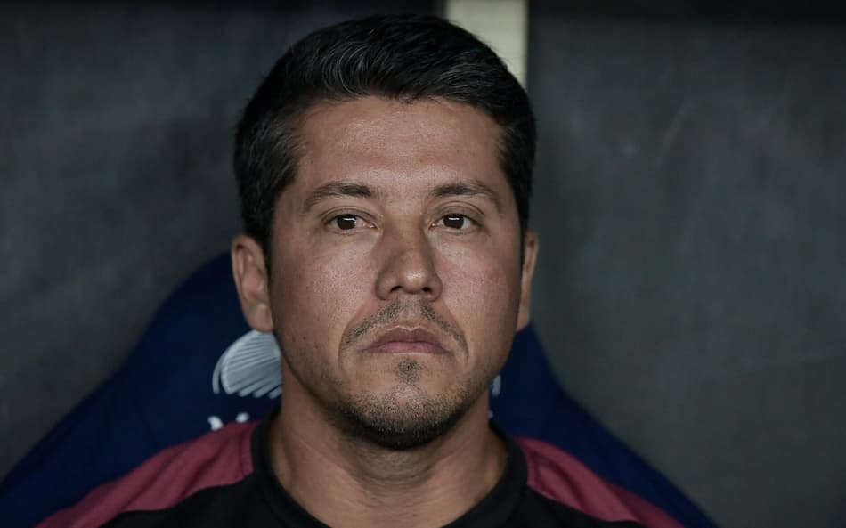 Carpini destaca estratégia do Vitória contra o Fluminense: ‘Não temos pressa’