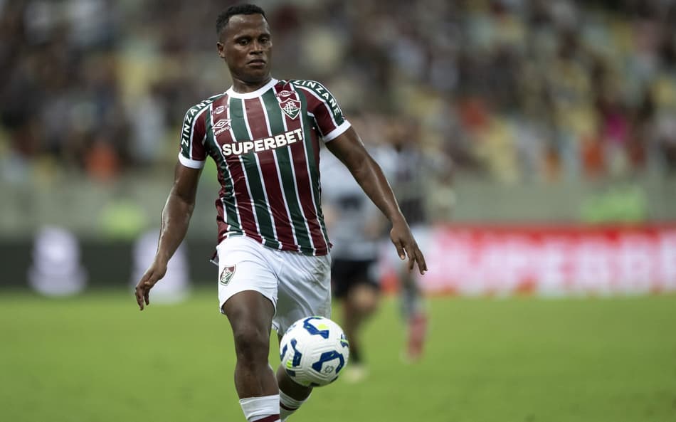 Comitê da CBF concorda com arbitragem e não vê pênalti em Arias em Fluminense x Vitória
