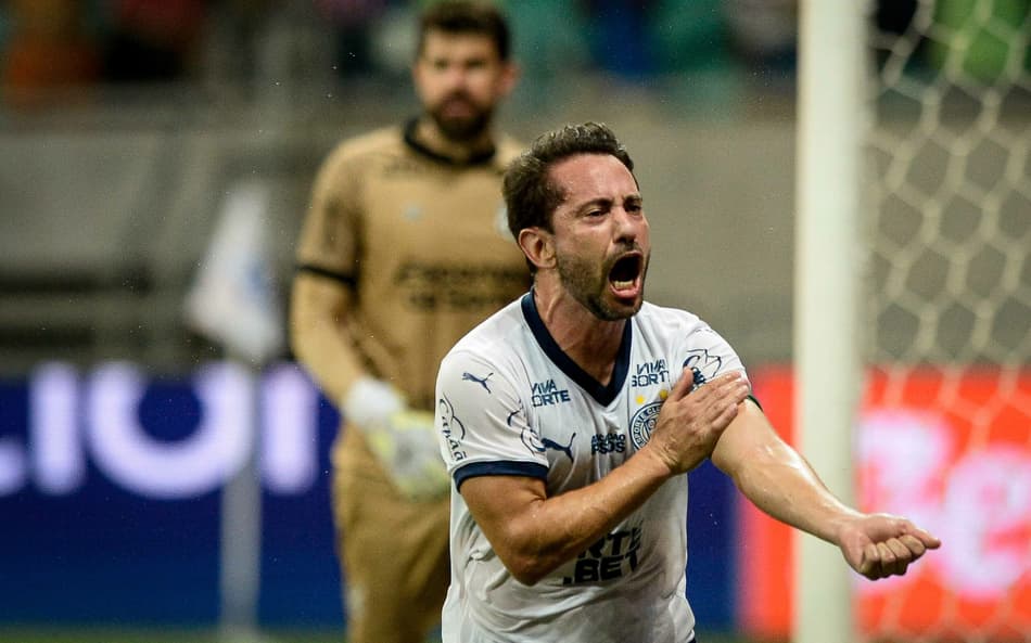 Everton Ribeiro marca nos acréscimos, e Bahia vence o Ceará no Brasileirão