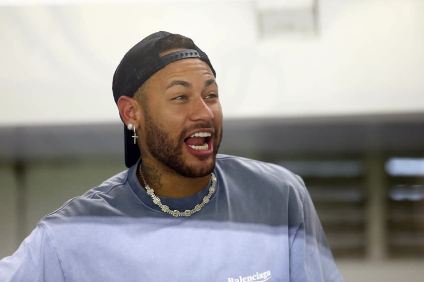 Neymar acompanha o jogo entre Santos e Red Bull Bragantino, na Vila Belmiro. O craque estave no camarote térreo com o pai e os amigos. (Foto: Mauricio De Souza/AGIF)