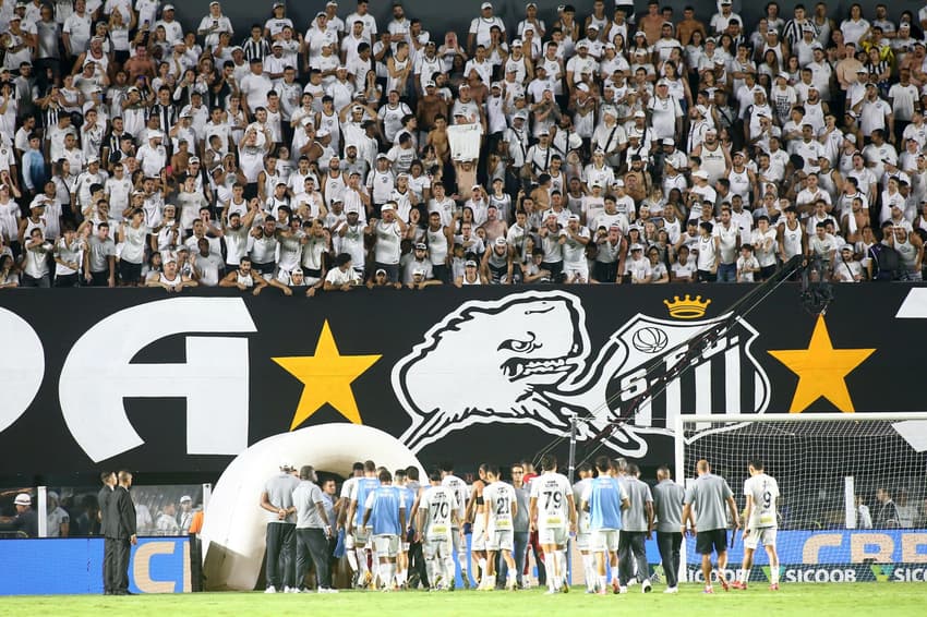 Elenco deixa o gramado da Vila Belmiro com vaias da torcida após a derrota do Santos para o Red Bull Bragantino. (Foto: Mauricio De Souza/AGIF)