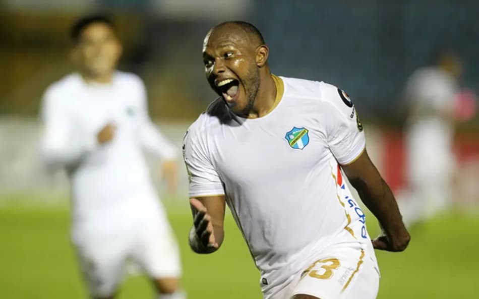 Jogador dá tapa na cara de companheiro e tem contrato rescindido; veja vídeo