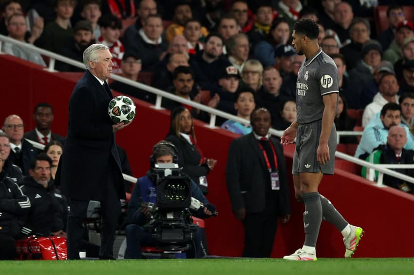Ancelotti conversa com Bellingham na derrota do Real Madrid para o Arsenal