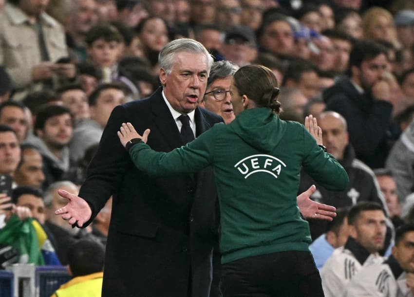 Ancelotti discute com equipe de arbitragem em Real Madrid x Arsenal