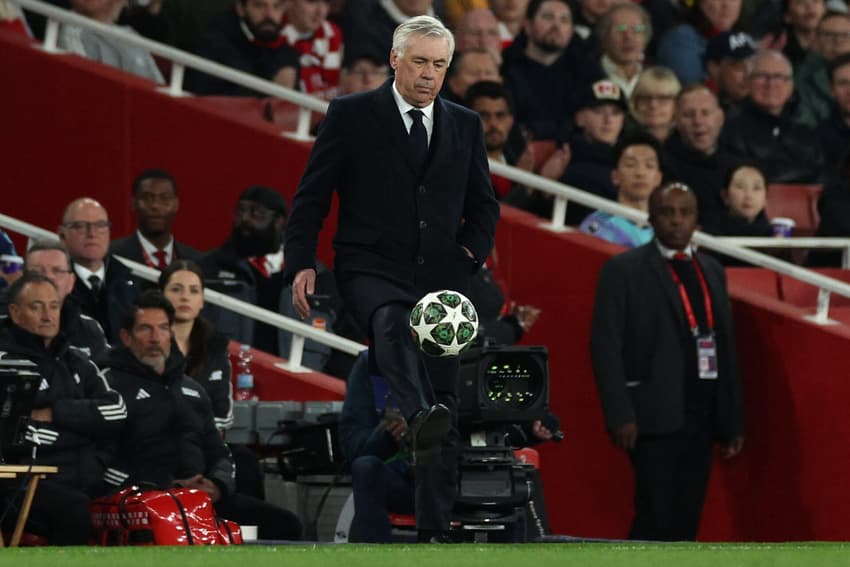 Ancelotti domina uma bola durante o jogo entre Arsenal e Real Madrid, pela Champions League