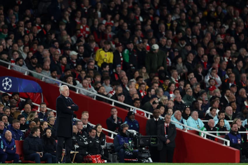 Ancelotti observa o jogo entre Arsenal e Real Madrid
