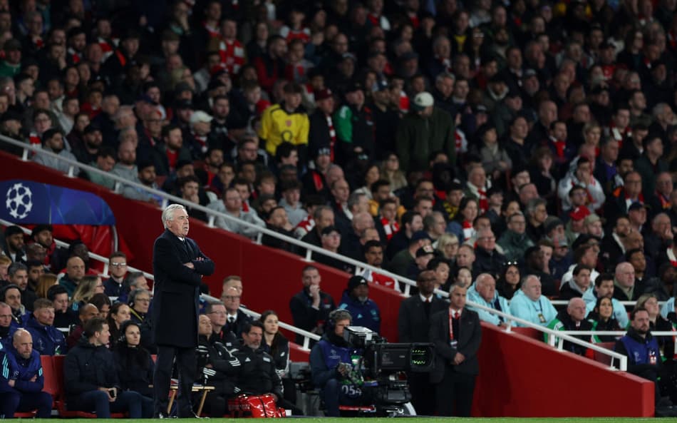 Ancelotti-observa-o-jogo-entre-Arsenal-e-Real-Madrid-scaled-aspect-ratio-512-320