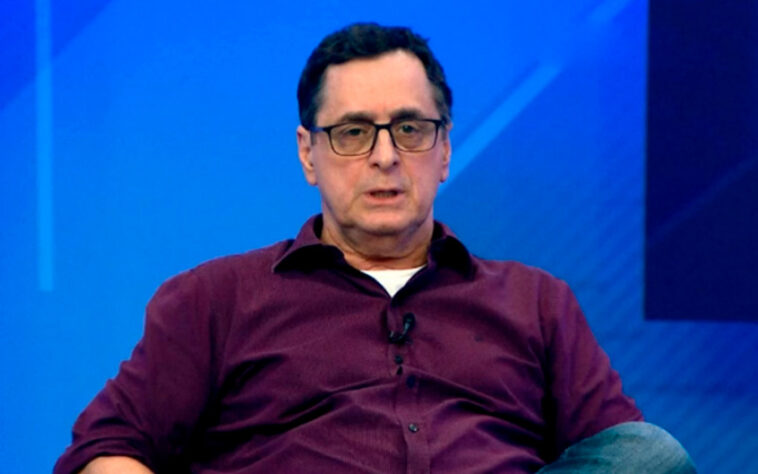 Antero Greco teve seu contrato renovado com a ESPN Brasil até 2024. Após mal-estar ao vivo em setembro do ano passado, o jornalista precisou ficar internado durante sete dias em um hospital de São Paulo. Após mais de seis meses, o comentarista voltou a ocupar a bancada do SportsCenter ao lado de Paulo Soares, o Amigão. Antero Greco teve seu contrato renovado com a ESPN Brasil até 2024. Após mal-estar ao vivo em setembro do ano passado, o jornalista precisou ficar internado durante sete dias em um hospital de São Paulo. Após mais de seis meses, o comentarista voltou a ocupar a bancada do SportsCenter ao lado de Paulo Soares, o Amigão.