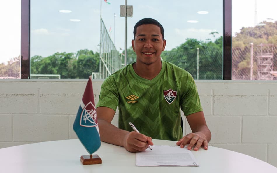 Fluminense acerta renovações e reforço nas categorias de base