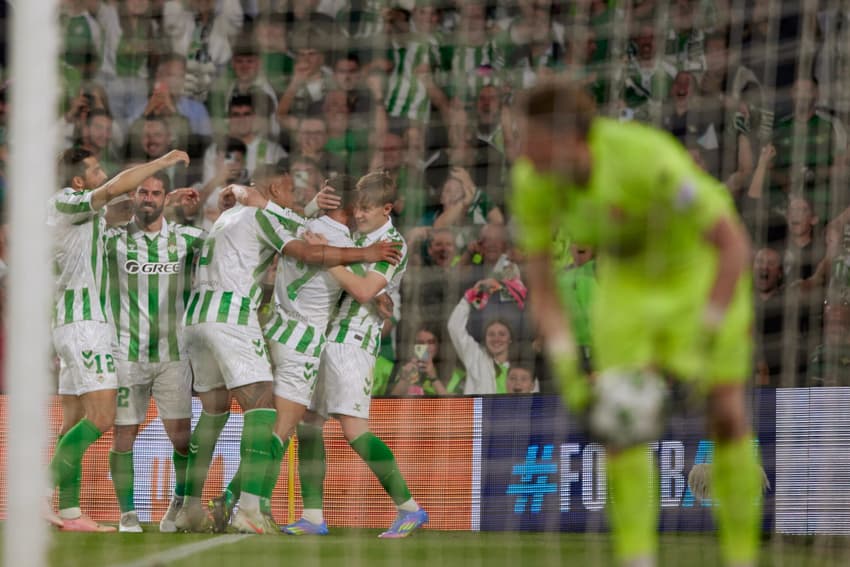 Antony abraça Jesús Rodríguez na comemoração do gol do Betis na Liga Europa