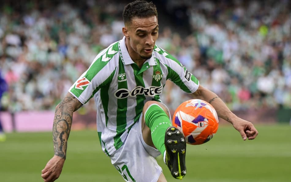 Técnico do Betis abre o jogo sobre futuro de Antony: ‘Envolvido’