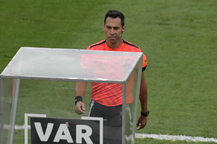 Árbitro da final da Libertadores entre Atlético-MG e Botafogo, Facundo Tello indo na direção da cabine do VAR